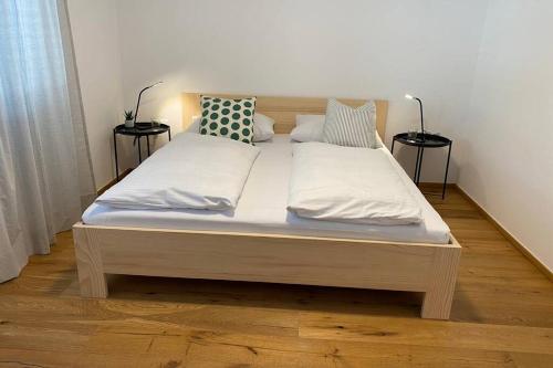 1 cama en una habitación con 2 almohadas en Wohnung 2 in zentraler Lage im Rheintal, en Götzis