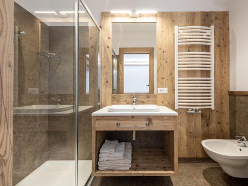 bagno con lavandino e doccia di Residence Mairhofer a Dobbiaco