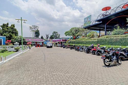 a row of motorcycles parked in a parking lot at Collection O 90617 Rumah Oma Opa Syariah in Bandung
