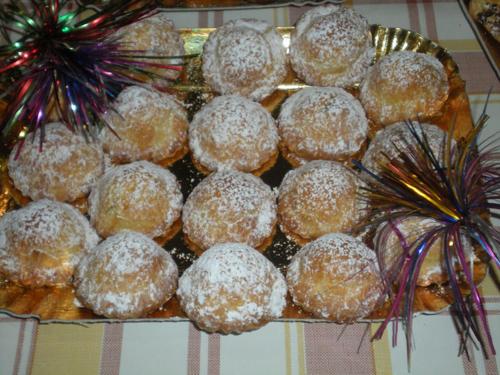 een schaal met donuts bedekt met poedersuiker op een tafel bij Casa Vacanze "Villa Angelina" in Lipari