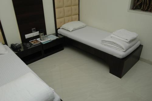 Postel nebo postele na pokoji v ubytování Hotel Causeway, Colaba