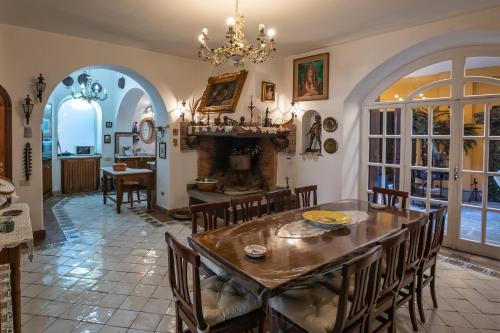 カーヴァ・デ・ティッレーニにあるVilla Amaliaのキッチン、ダイニングルーム(テーブル、椅子付)