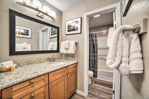 Un baño con lavabo, inodoro y espejo. en Mammoth Mtn Escape with Pool and Walk to Ski Lift, en Mammoth Lakes