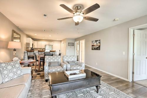 Ruang duduk di Beach and Pool Access Lake of the Ozarks Condo!
