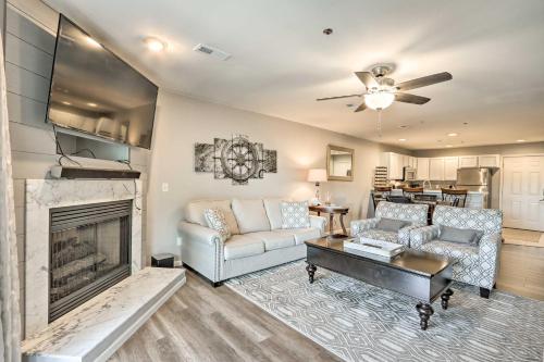Ruang duduk di Beach and Pool Access Lake of the Ozarks Condo!