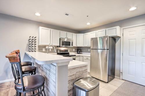 Dapur atau dapur kecil di Beach and Pool Access Lake of the Ozarks Condo!