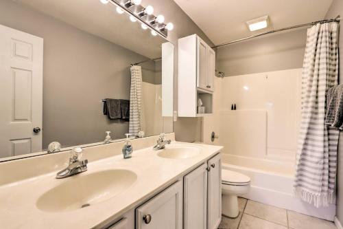 Bilik mandi di Beach and Pool Access Lake of the Ozarks Condo!