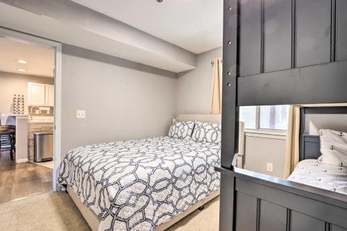 Katil atau katil-katil dalam bilik di Beach and Pool Access Lake of the Ozarks Condo!