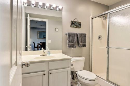 Bilik mandi di Beach and Pool Access Lake of the Ozarks Condo!