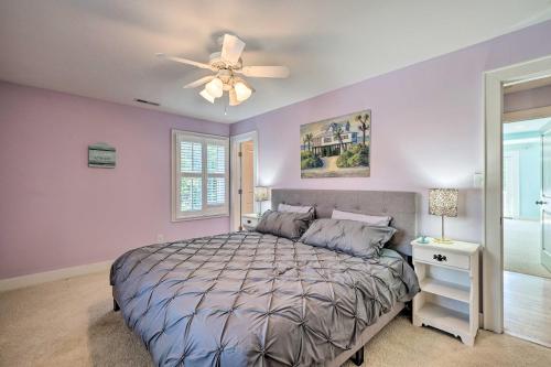 Ένα ή περισσότερα κρεβάτια σε δωμάτιο στο Waterfront Hampstead Home Dock and Waterway Access!