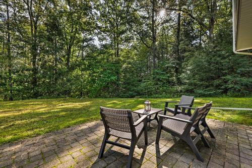 ストラウズバーグにあるHot Tub and Yard Stroudsburg Home in Poconosのレンガ造りのパティオ(椅子2脚、テーブル1台付)