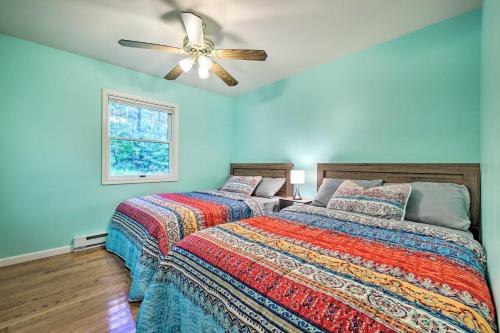 Hot Tub and Yard Stroudsburg Home in Poconosにあるベッド