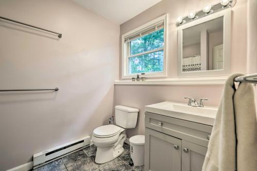 Hot Tub and Yard Stroudsburg Home in Poconosにあるバスルーム