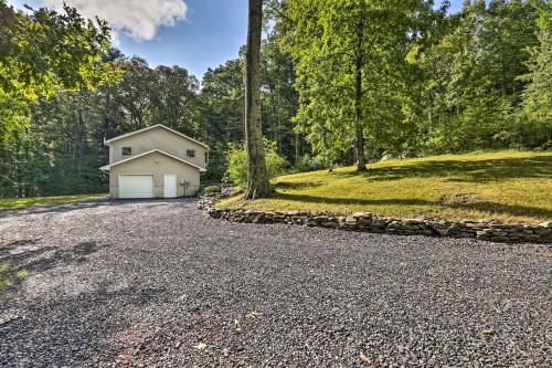 Hot Tub and Yard Stroudsburg Home in Poconosにある庭