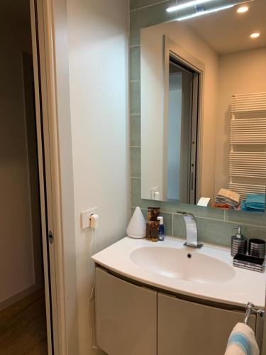 Ένα μπάνιο στο Magnolie Garda