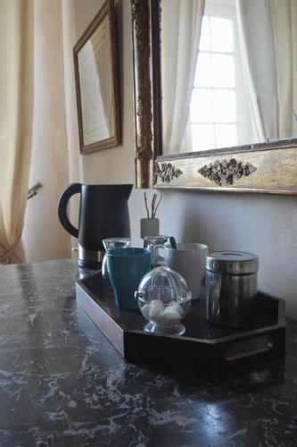 - un plateau avec des bols et d'autres articles sur une table dans l'établissement La Mouline, à Labastide-du-Vert