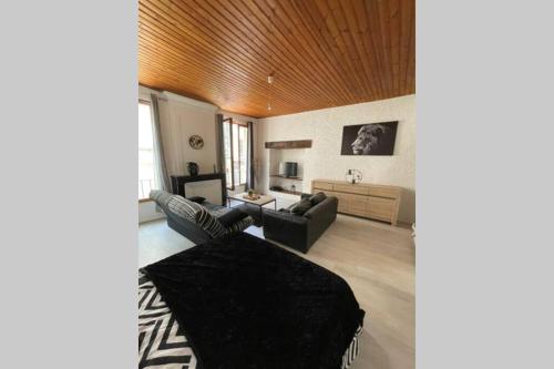 uma sala de estar com um sofá e uma mesa em YIN YANG em Niort