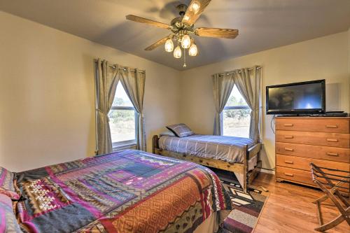 Ліжко або ліжка в номері Quiet Cabin with Mtn View and Deck 7 Mi to Navajo Lake