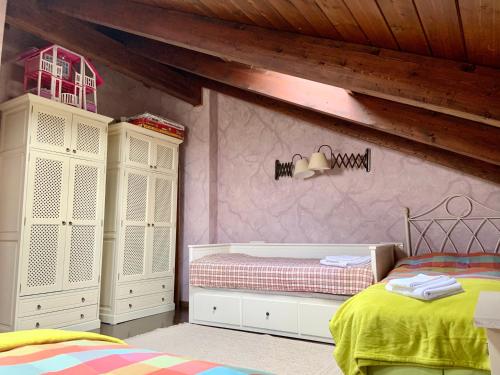 1 dormitorio con 1 cama y 2 vestidores en Badaguás (Jaca) - Duplex en el Pirineo, en Jaca