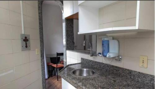 uma cozinha com um lavatório e uma bancada em Flat Golden Plaza - Lourdes em Belo Horizonte