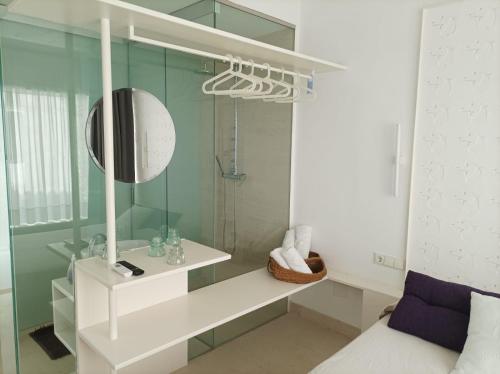 La salle de bains est pourvue d'un miroir et d'un lavabo. dans l'établissement CASA RURAL ALCALDE RIVERA, à La Carrasca