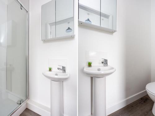 - Baño blanco con 2 lavabos y ducha en Whole house in centre of Town Ideal for Contractors and Professionals, en Normanton