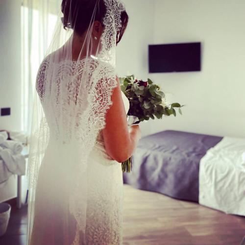 a woman in a wedding dress holding a bouquet at Il Tempio di Athena - Cultura e Relax a Siracusa in Siracusa