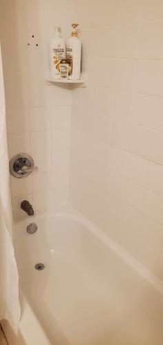 Ένα μπάνιο στο Lovely 2br Rental Unit