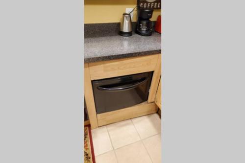 Η κουζίνα ή μικρή κουζίνα στο Lovely 2br Rental Unit
