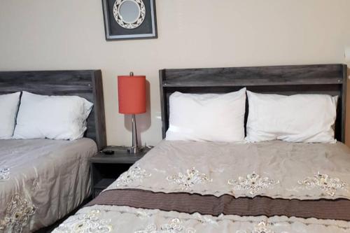 מיטה או מיטות בחדר ב-Lovely 2br Rental Unit
