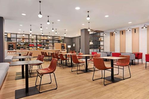 Гостиная зона в Ramada by Wyndham Valencia Almussafes