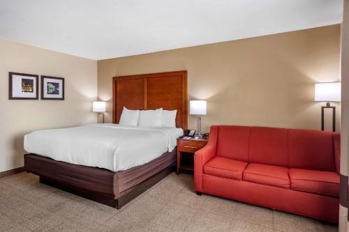 Säng eller sängar i ett rum på Comfort Inn Nashville West
