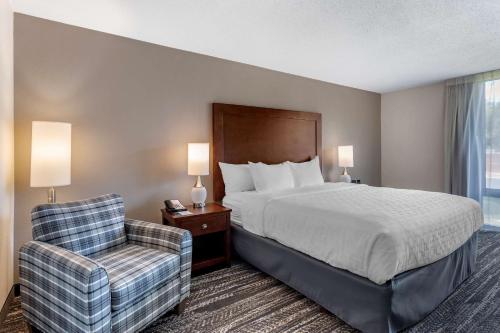 A bed or beds in a room at Clarion Inn Sheffield Muscle Shoals