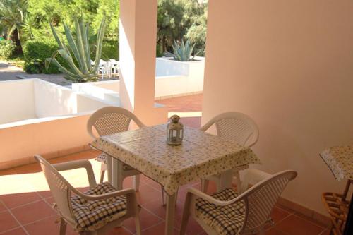une table avec des chaises et une table avec une bouilloire dessus dans l'établissement Villa delle Agavi, à Campomarino