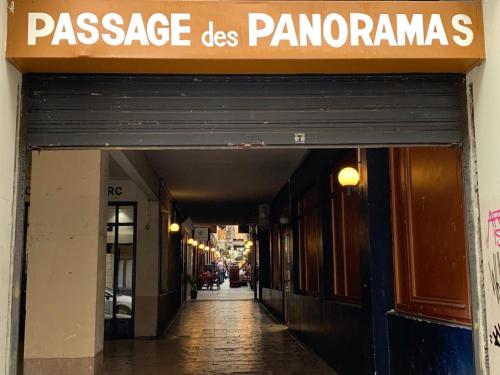 een gebouw met een bord dat passage des panominamines leest bij Superbe appartement 4 Personnes au Centre de Paris in Parijs