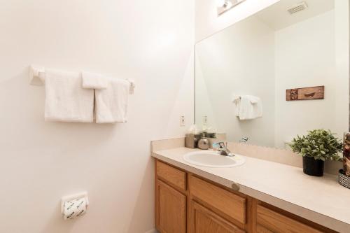 Family Getaway Townhome at Lake Berkley 15min to Disney photo 12