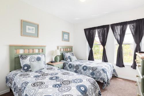 a bedroom with two beds and a window at Family Getaway Townhome at Lake Berkley 15min to Disney in Kissimmee