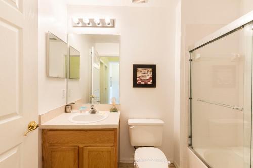 Family Getaway Townhome at Lake Berkley 15min to Disney photo 4