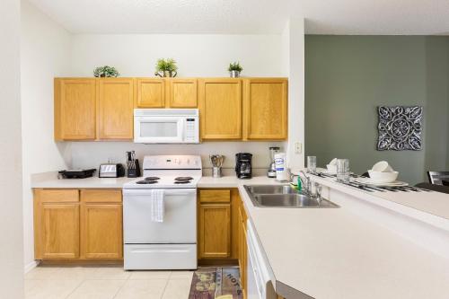 Family Getaway Townhome at Lake Berkley 15min to Disney photo 13