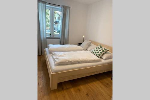 een bed met twee kussens in een kamer bij Terrassenwohnung in Götzis in Götzis