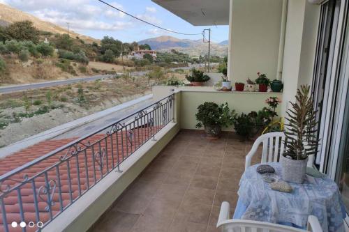 balcón con mesa y vistas a la carretera en Breeze Holiday Home, en Koxaré