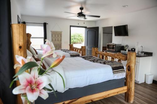 1 dormitorio con 2 camas y cocina en Creekside Lodge and Cabins, en Mayer