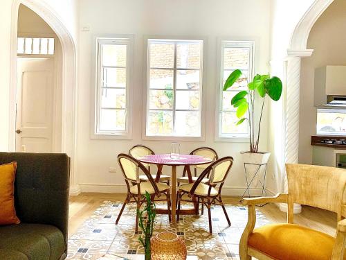 a living room with a table and chairs at Casa Rambla Serra Cali in Cali