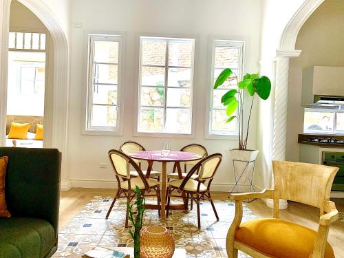 a living room with a table and chairs at Casa Rambla Serra Cali in Cali