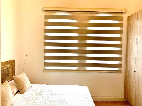 a bedroom with a bed and a window at Casa Rambla Serra Cali in Cali