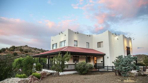 Casa blanca con techo rojo en Creekside Lodge and Cabins, en Mayer