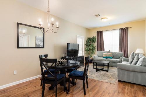 3Br 2Bath Condo Balcony 5min Conv Center 1388ft photo 12
