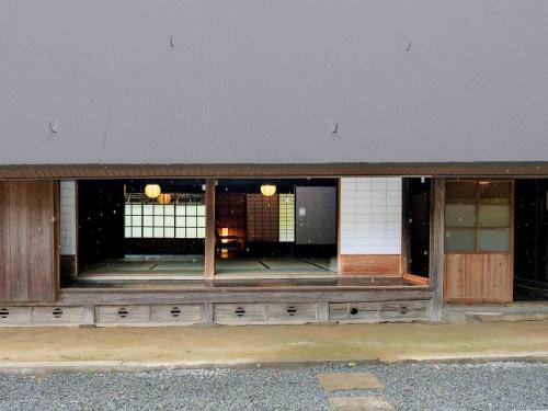 un edificio con ventanas y techo negro en Kasamatsutei - Vacation STAY 73449v en Shimizu