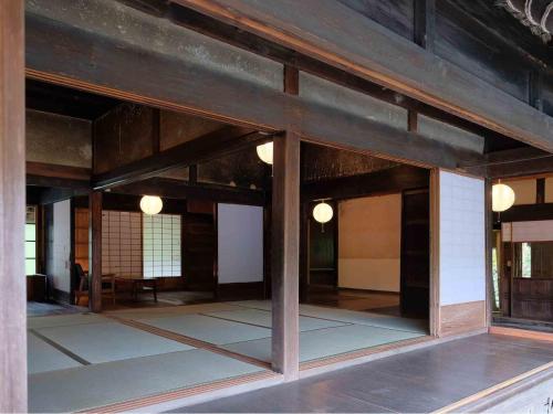 un edificio con vigas de madera y una habitación en Kasamatsutei - Vacation STAY 73449v en Shimizu