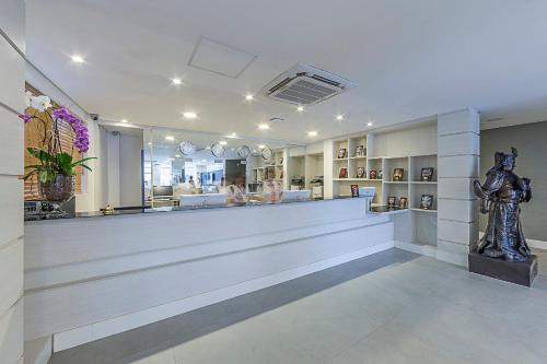 a store lobby with a counter and a statue at Hotel Global Grupos in São Paulo